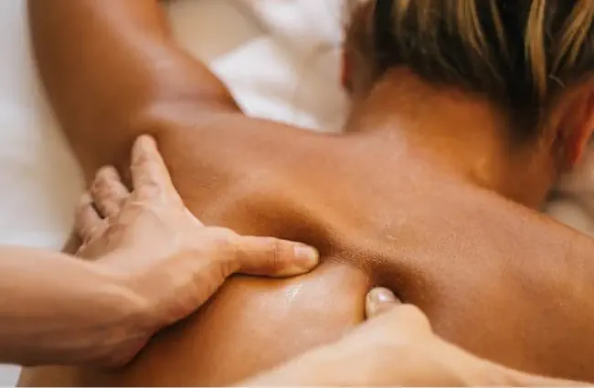 Seorang terapis sedang memijat pelanggan Keunggulan Menggunakan Jasa Pijat Panggilan dari TRULY Home Massage