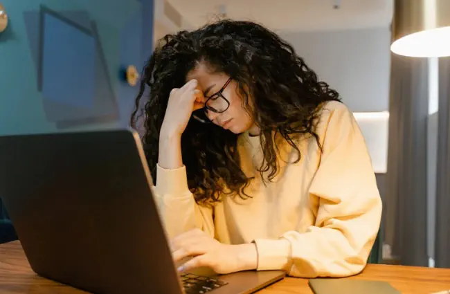 Seorang wanita menggunakan laptop Tips Memilih Jasa Pijat Panggilan yang Tepat